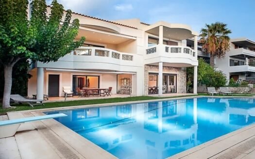 Parduodamas prabangus namas su baseinu 1