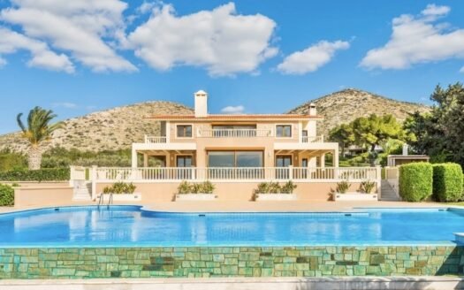 Vila prie juros 545 kv. m